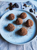 Bolas energéticas especiadas de dátiles, cacao, almendra y goji