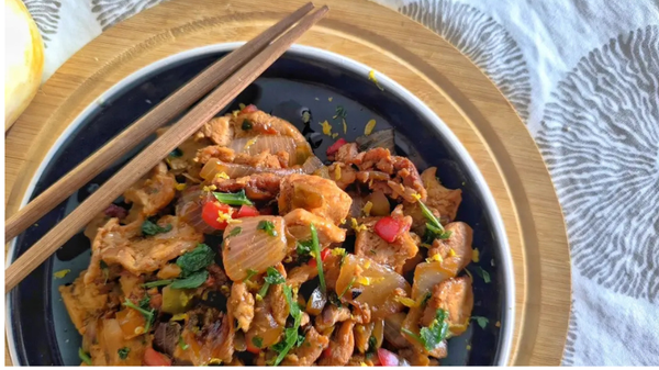 Salteado oriental de carne vegana 