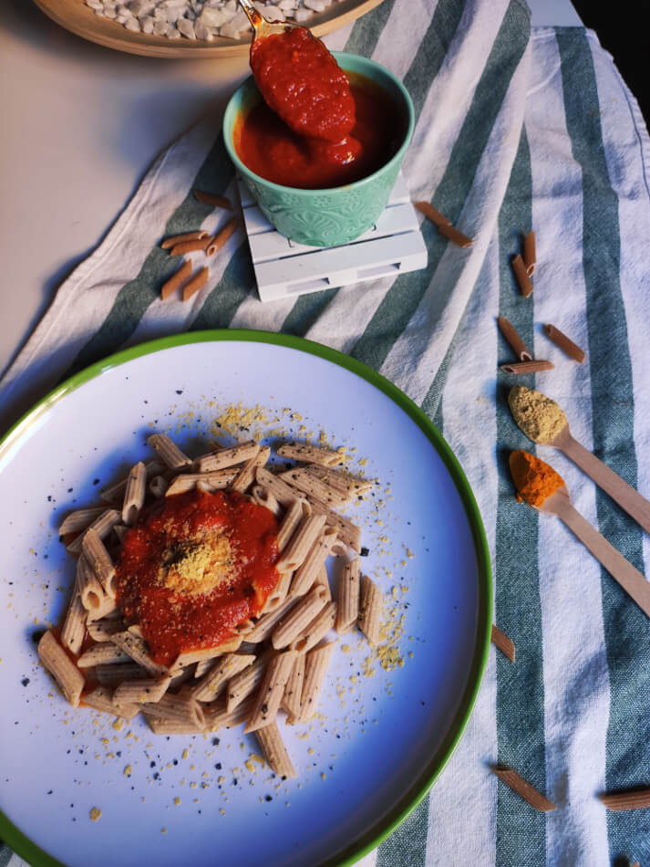 Macarrones de trigo sarraceno con salsa de tomate y parmesano vegano